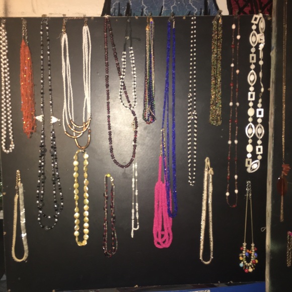 Over a hundred vintage and designer necklaces. - Picture 4 of 8